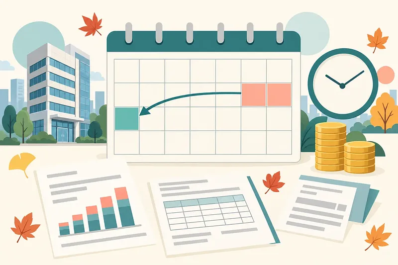 강조된 날짜와 화살표가 있는 달력, 시계, 동전, 업무 서류와 가을 단풍